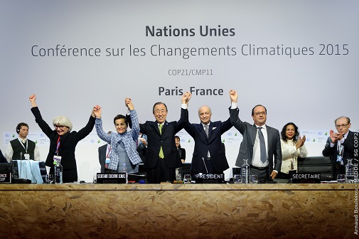Séance plenière de la COP21 pour l’adoption de l’accord de Paris, le 12 décembre 2015. Crédit : Arnaud Bouissou - MEDDE / SG COP21
