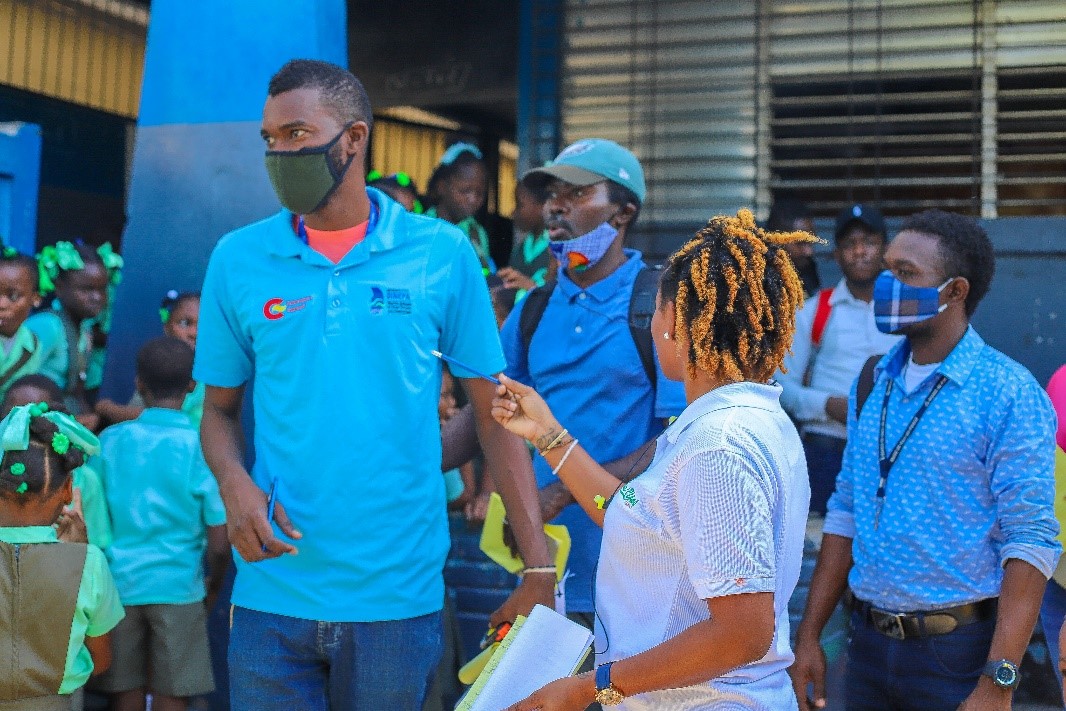 Les agents de la Dinepa visitent une école où seront installés des blocs sanitaires (cc photo Gaby Saget).