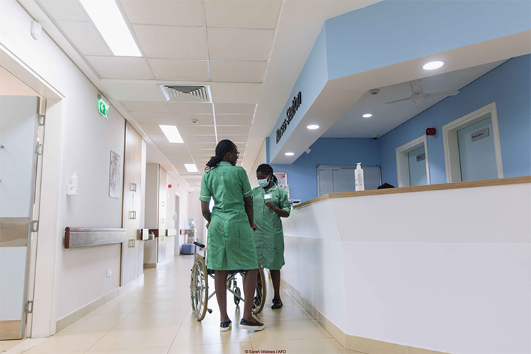 Des infirmières discutent dans un hôpital © Sarah Waiswa / AFD