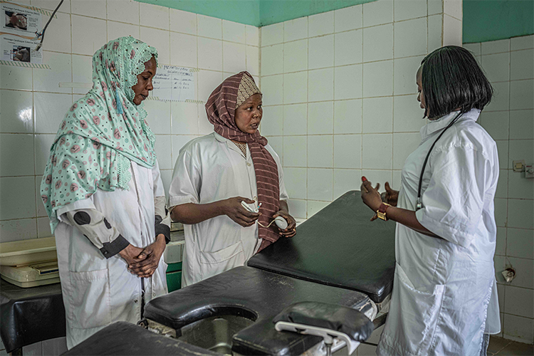 Midwives in a health center ©Pablo Tosco