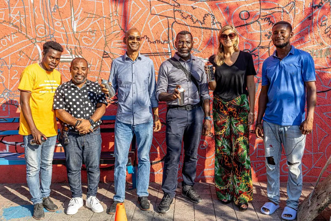 Image de la visite des membres EF et AFD sur le site graffiti à Paup (Place Canapé Vert), photo avec les artistes.